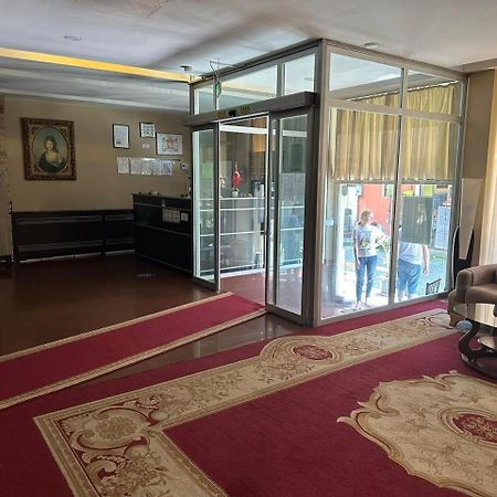 G Bakuri Hotel Batoemi Buitenkant foto
