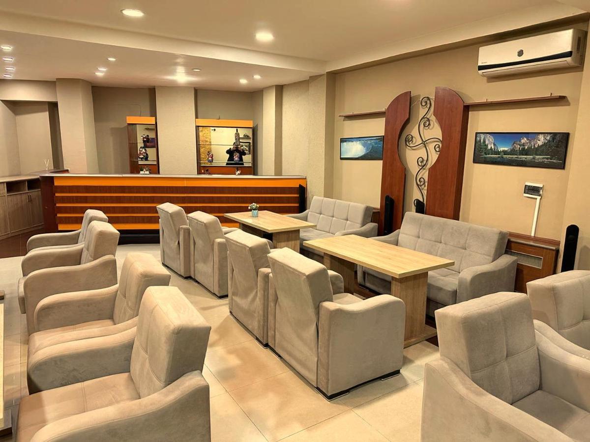 G Bakuri Hotel Batoemi Buitenkant foto