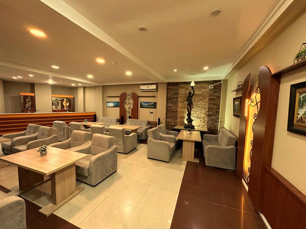 G Bakuri Hotel Batoemi Buitenkant foto