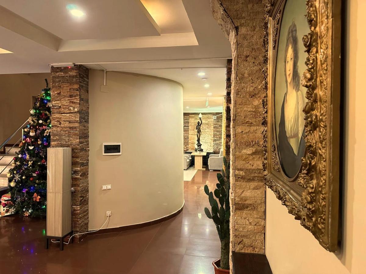G Bakuri Hotel Batoemi Buitenkant foto