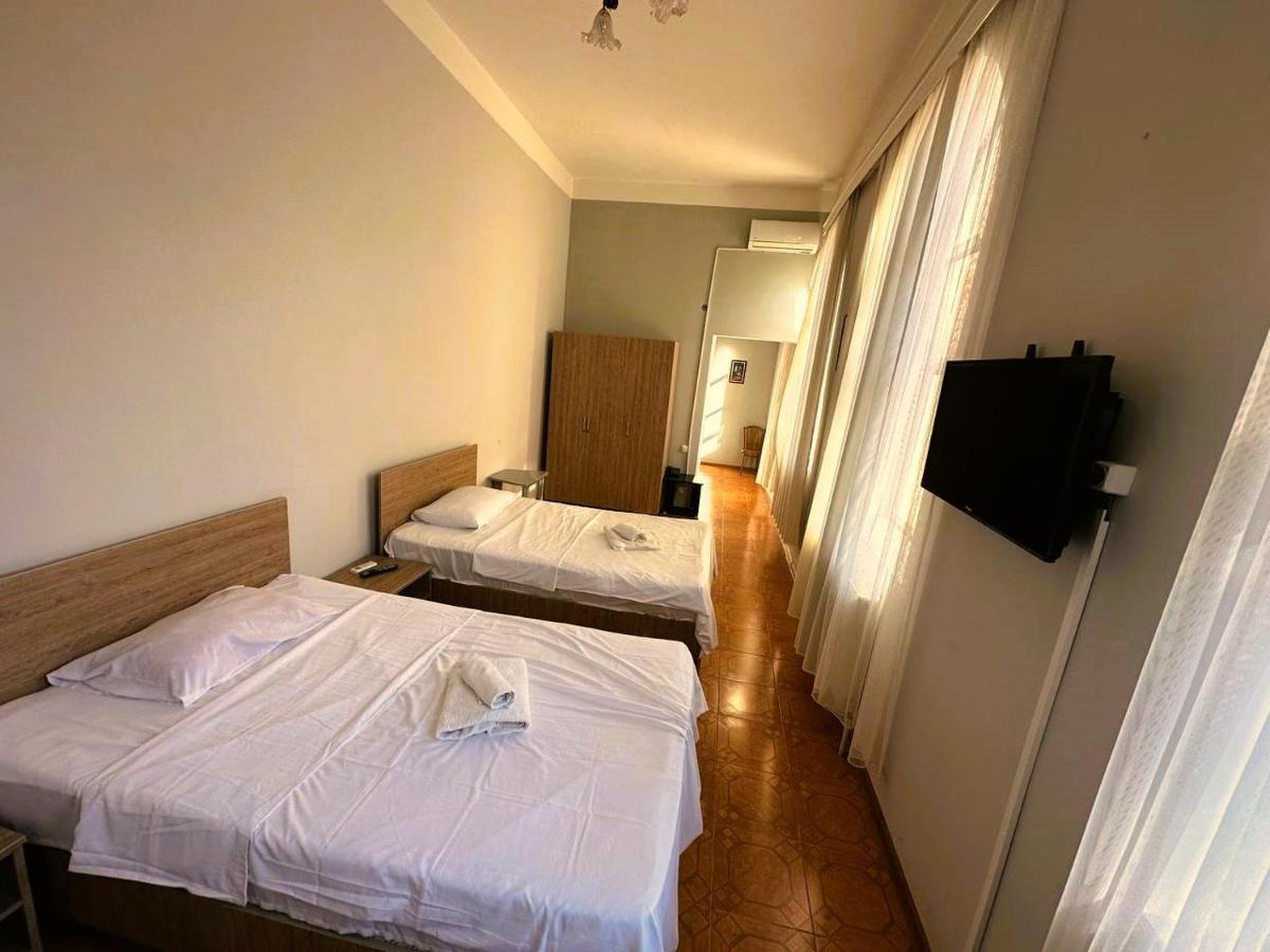 G Bakuri Hotel Batoemi Buitenkant foto