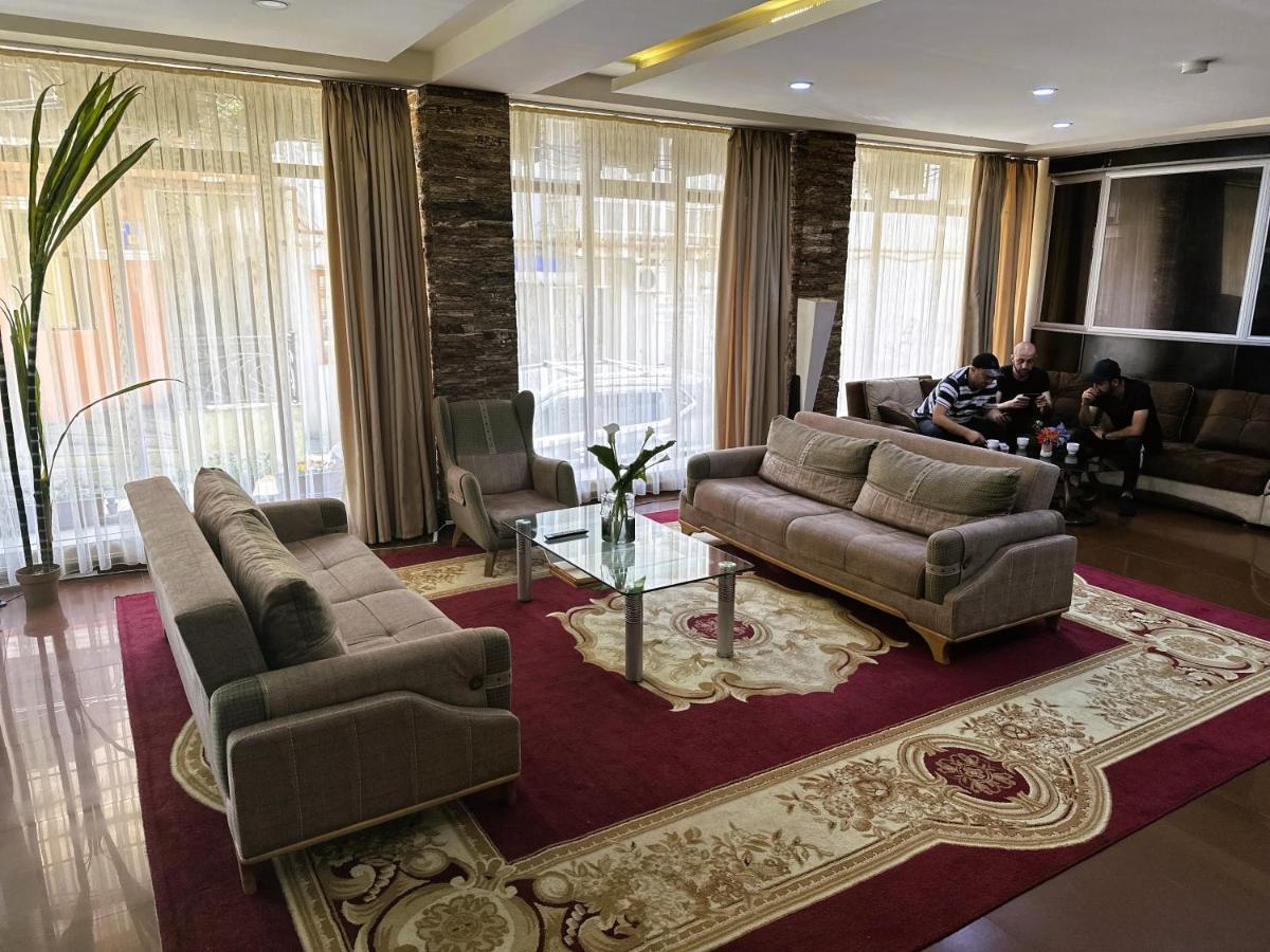 G Bakuri Hotel Batoemi Buitenkant foto
