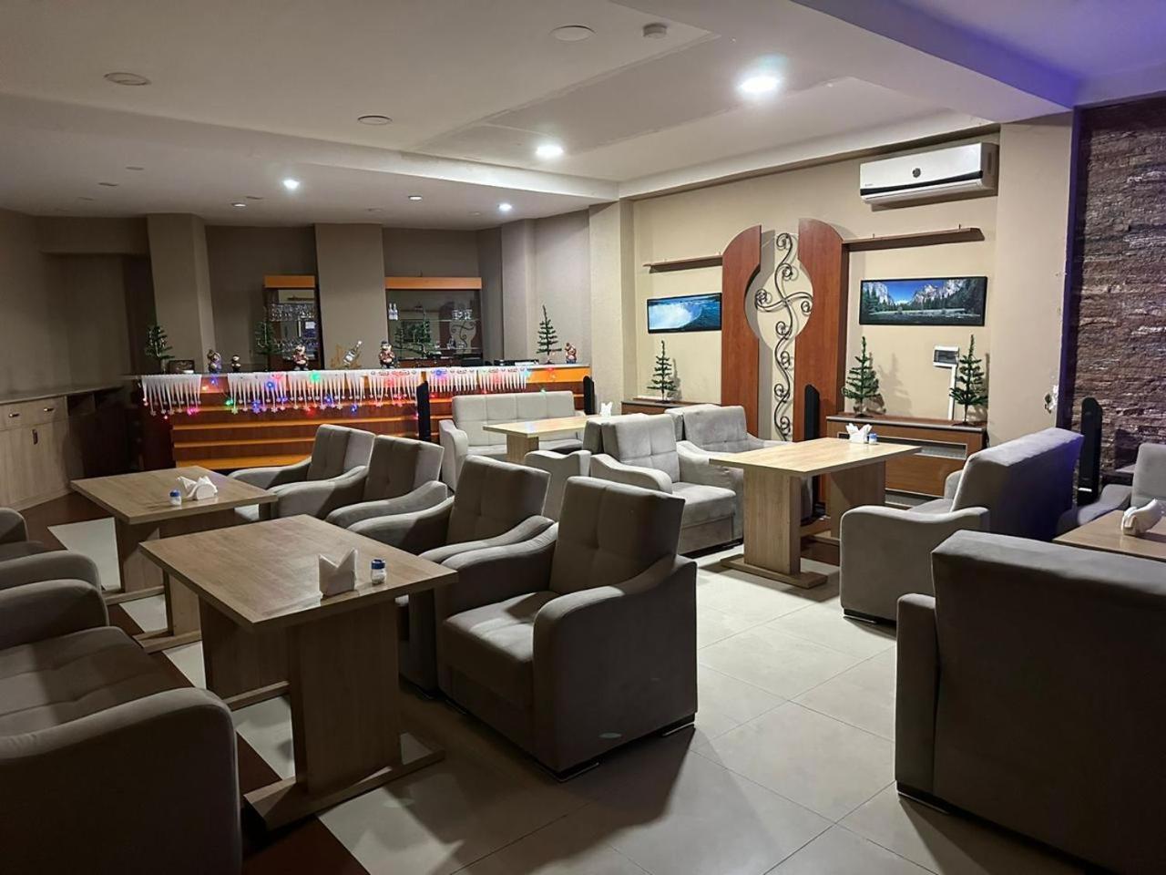 G Bakuri Hotel Batoemi Buitenkant foto